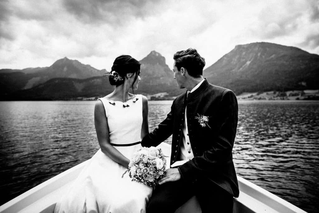 Hochzeitspaar auf einem Boot am Wolfgangsee, Österreich
